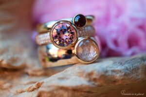 een ringenset met 3 ringen waar in 1 ring crematie-as in verwerkt is