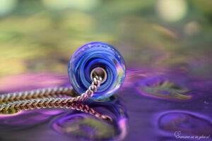 een blauwe crematie as bedel