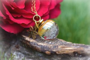 een crematie as glashanger met een gouden metallic glas laagje