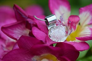 een glashanger hartje met een crematie as verwerking