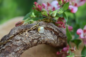 bedelarmband met crematie as verwerking in een glasbol bedeltje