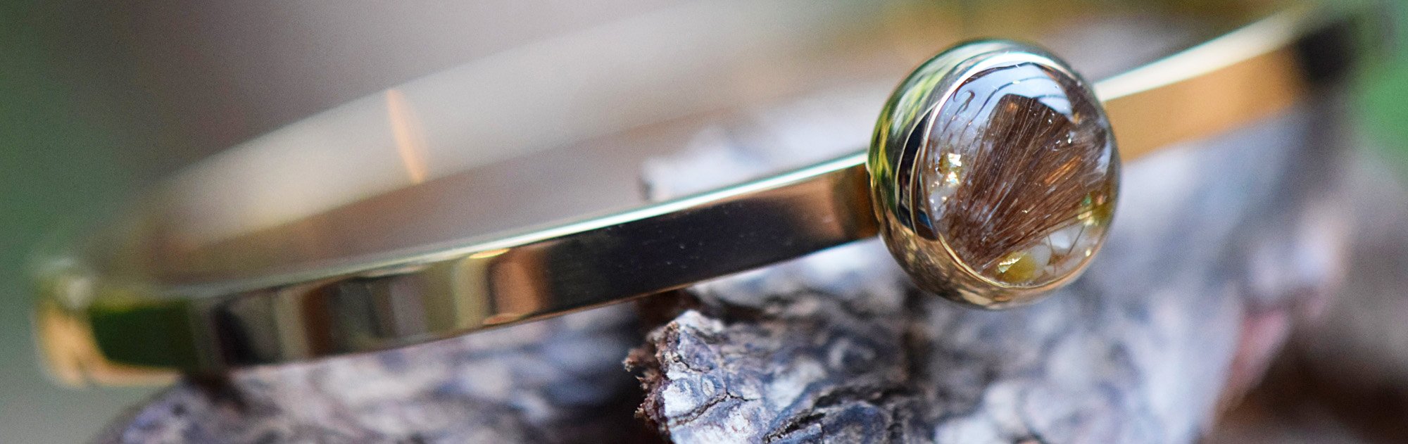 een damesarmband met verwerking van haartjes