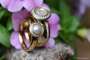 een ringenset met crematie as verwerking in een ring