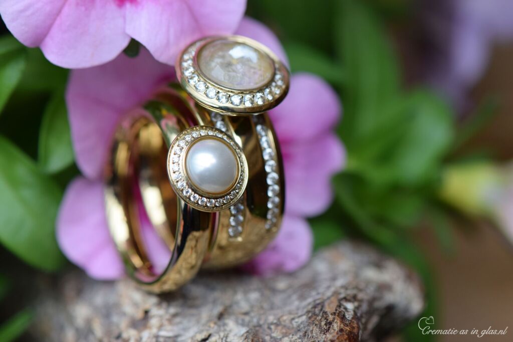 een ringenset met crematie as verwerking in een ring