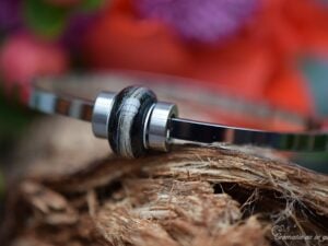 Dames gedenkarmband met haarlok in zwarte RVS bedel op 316 stainless steel armband.